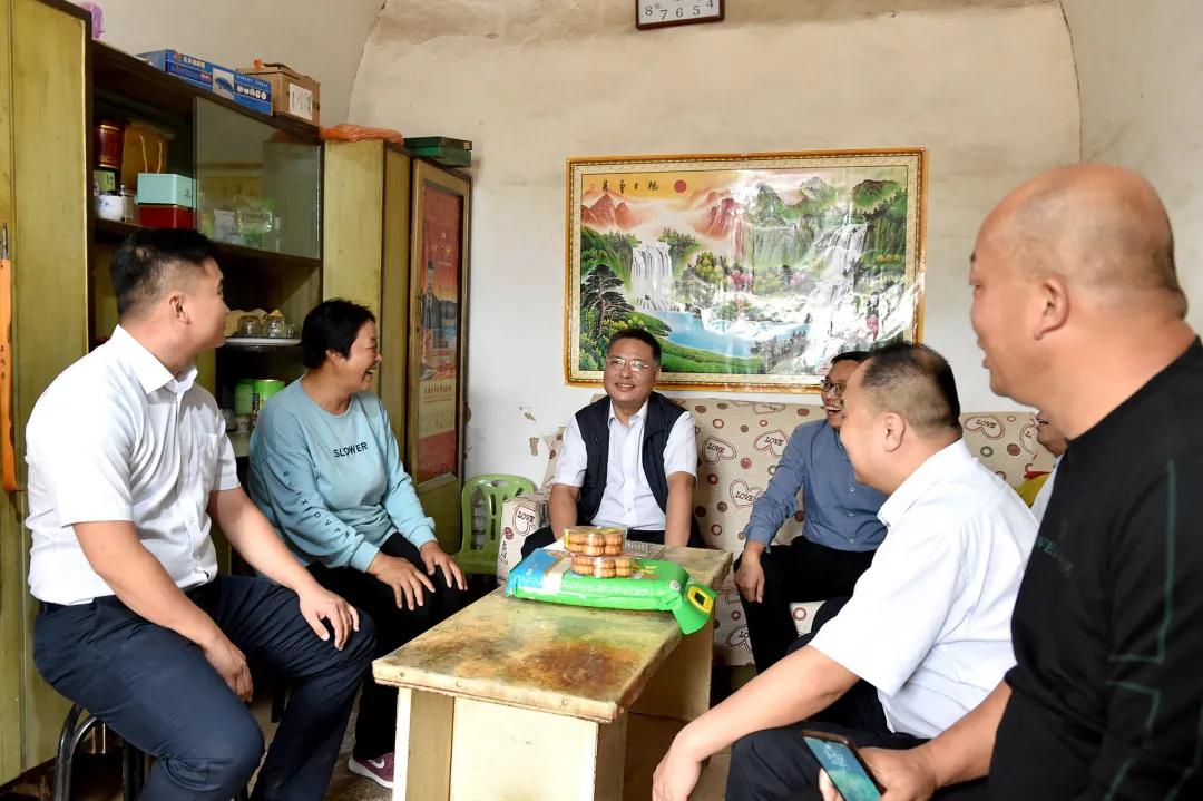 深耕沃土 初心如磐—记原广西壮族自治区农村信用社联合社党委书记的三农情怀与改革担当