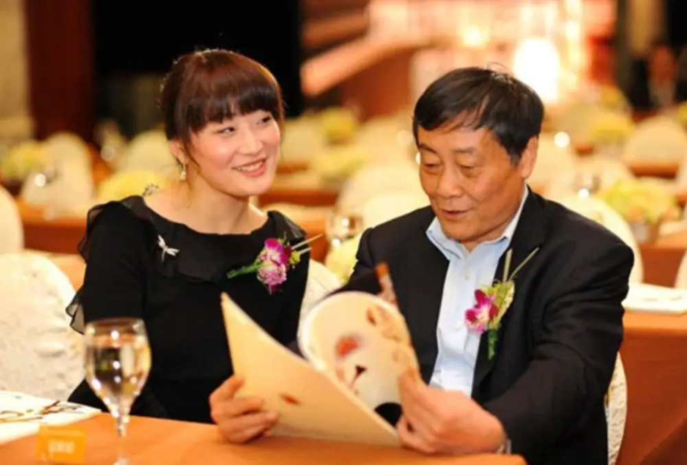 宗馥莉辞职疑云，娃哈哈的权力交接与大股东迷局