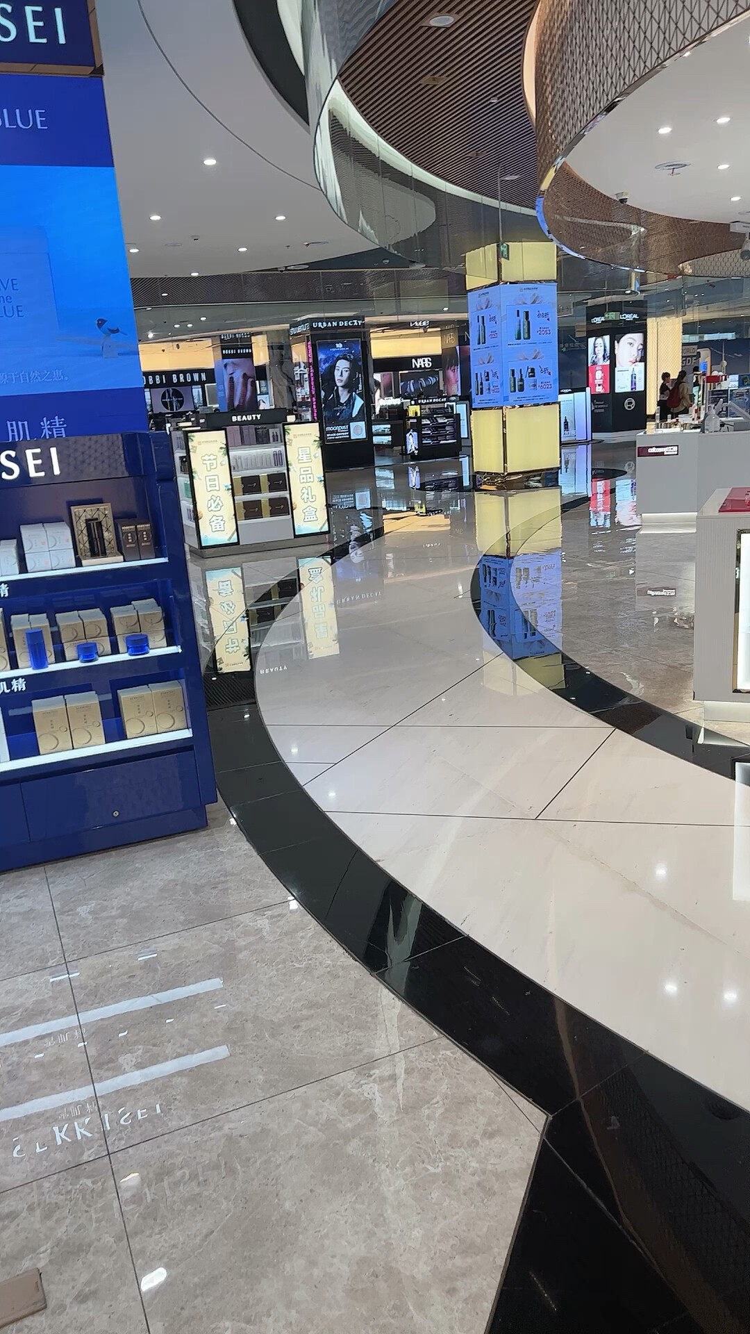 免税店里的时间褶皱