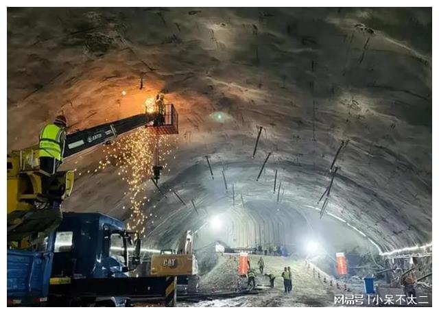 五新隧装，在岩层深处，凿刻中国基建的精度与雄心
