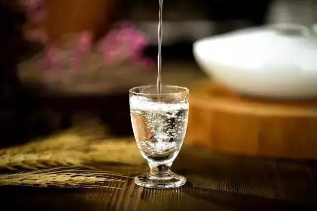 王朝酒业盘中异动，一杯老酒，激起了怎样的市场涟漪？