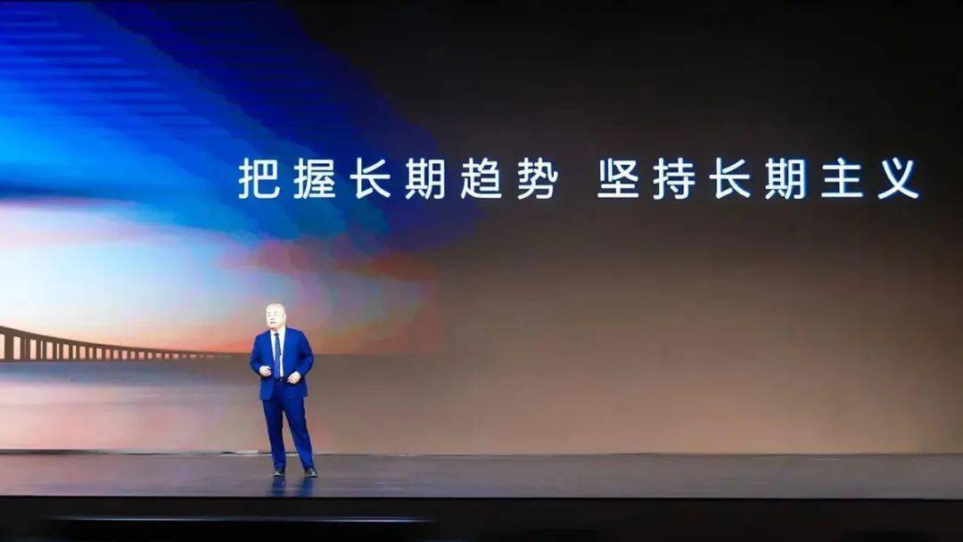富瑞之心，在奔涌的时代，做精神的长期主义者
