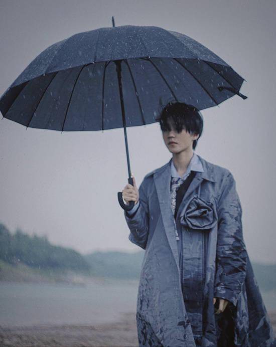 与其怨天，不如撑伞，为何多雨只是我们困境的替罪羊