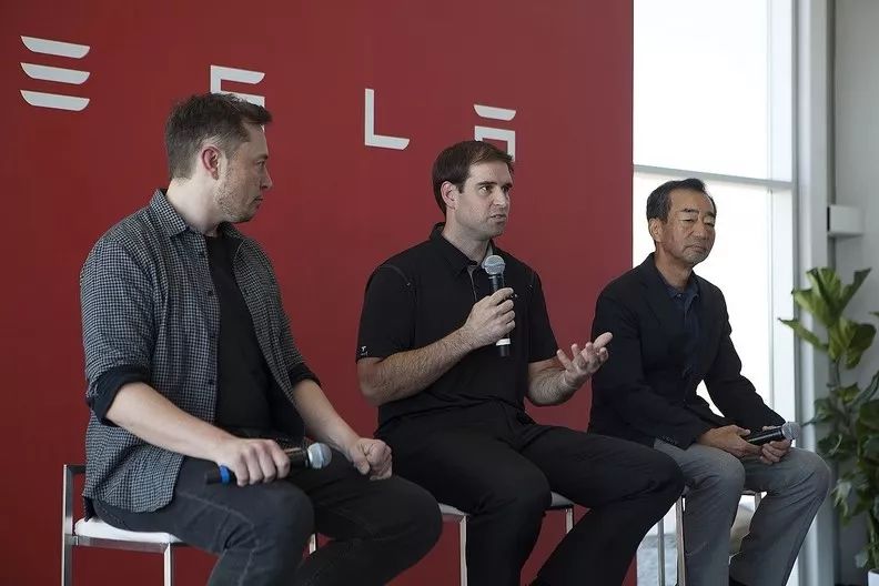 特斯拉为何选择华纳兄弟工作室？一场关于汽车发布会的自我革命