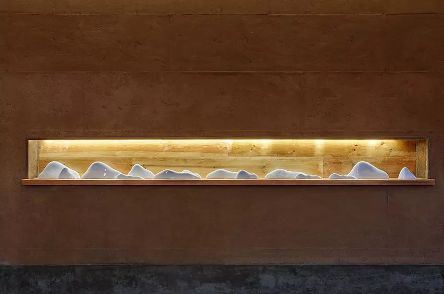 它静静地立在那儿，仿佛自天地初开时便已存在。没有繁复的纹饰，没有伟岸的身形，只是一道笔直而分明的线，从上到下，干脆利落地将混沌的世界一分为二
