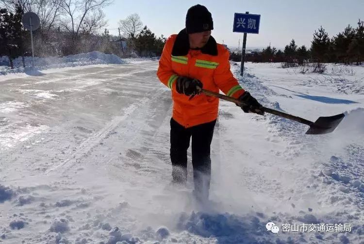 风雪中的那抹红