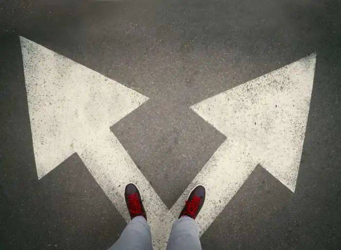 尘埃未定，站在降息十字路口的深度博弈与悬念