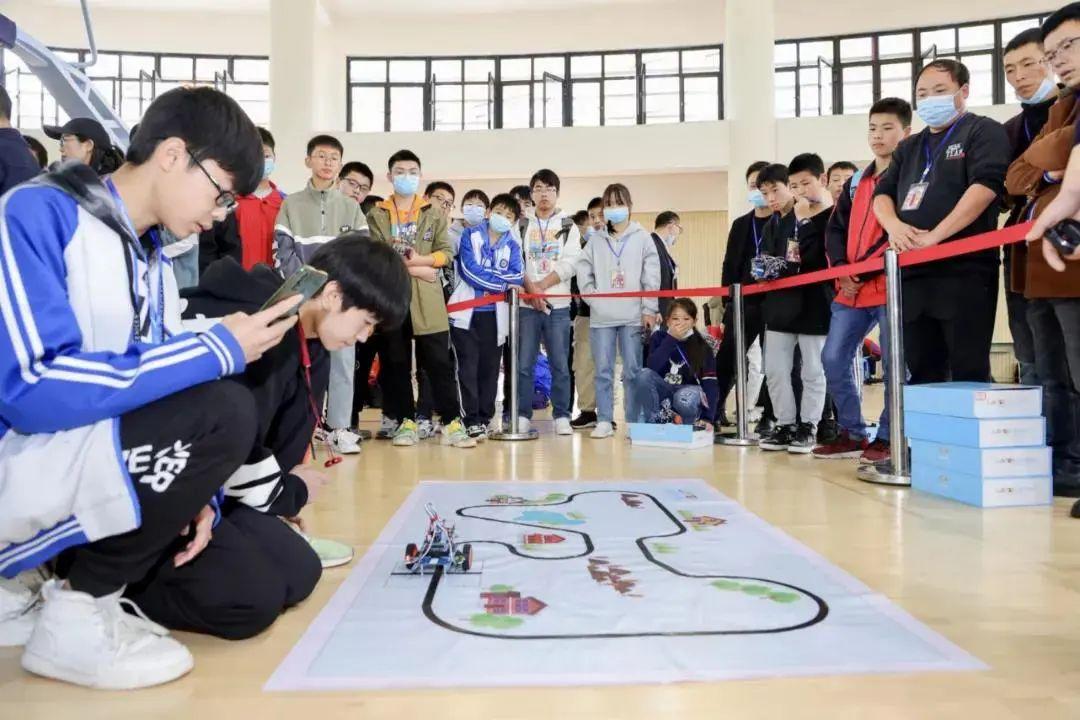 更像人类大脑，一场正在倒逼我们重新定义智能的竞赛