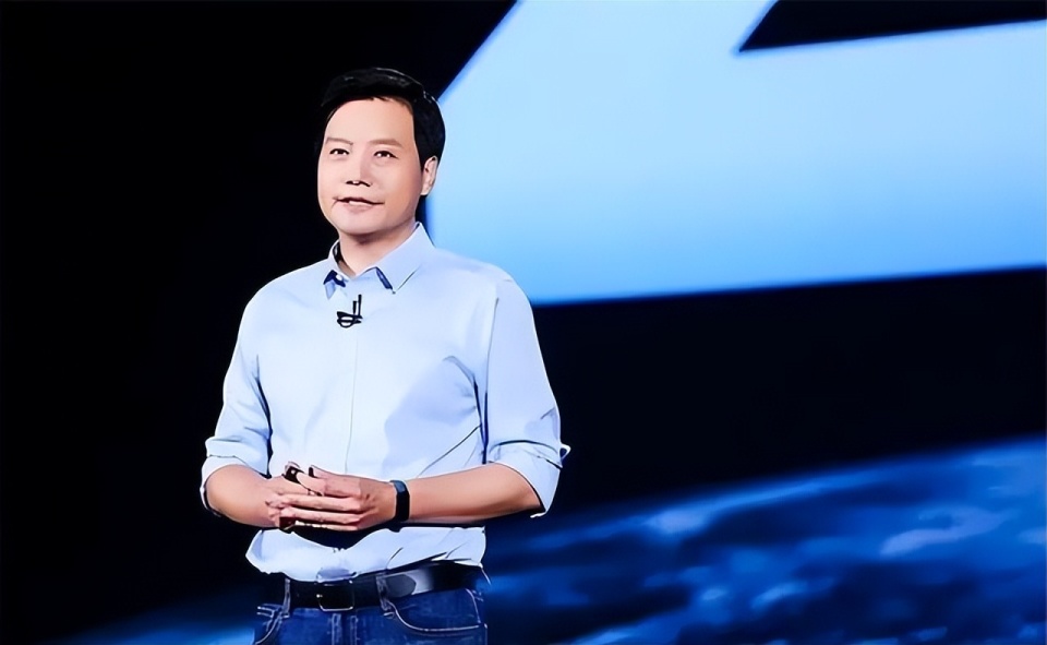 雷军亲自督战，东京沸腾！小米SU7首次亮相日本，剑指东亚版图新篇章