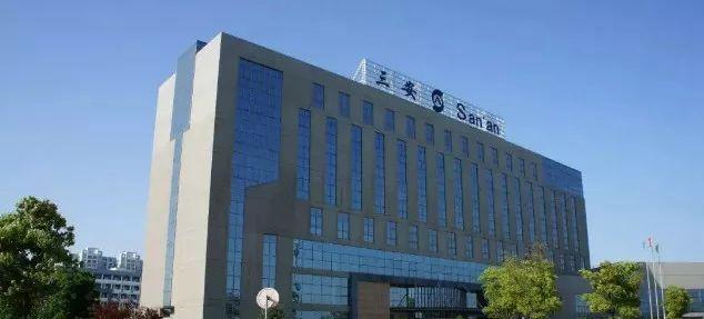 同日换帅、同频共振，两家公募巨头人事变局的偶然与必然