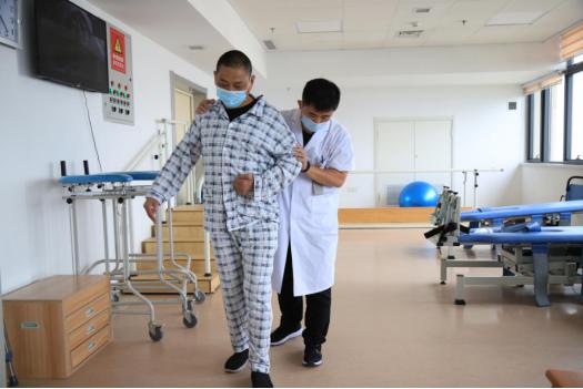 那道缝隙，是光进来的地方