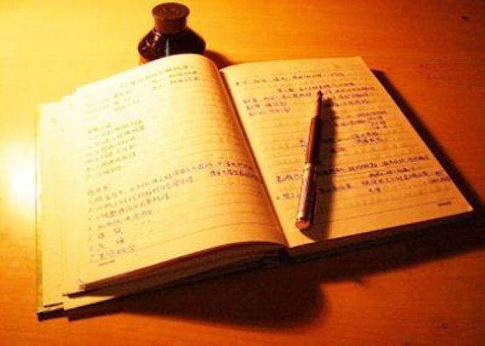 外公去世后，我在阁楼的旧木箱里发现了一本泛黄的日记。最后一页写着，小满今日结婚，婚纱照里的她，笑得和年轻时一样。日期停在他脑梗发作的前一天