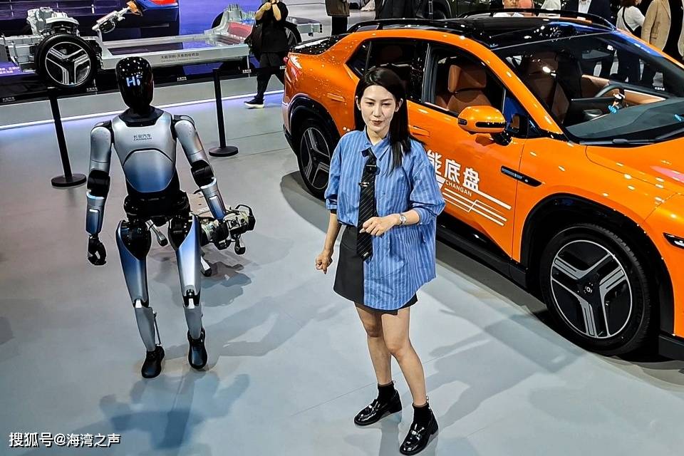 直击上海车展!人形机器人当车模,钢铁躯体里藏着多少野心? 直击上海车展!人形机器人当车模,钢铁躯体里藏着多少野心?