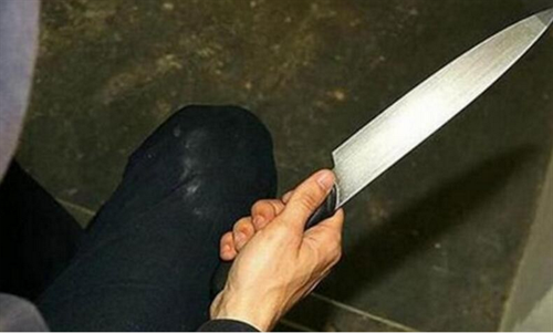 自砍了一刀