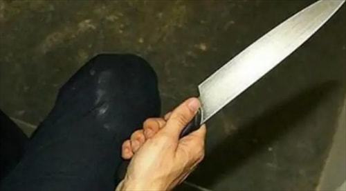 自砍了一刀