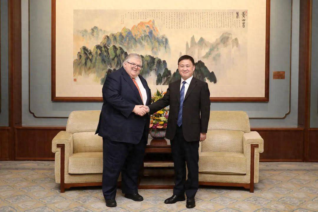 以合作之楫，渡发展之河—评中国人民银行行长潘功胜会见世界银行行长彭安杰