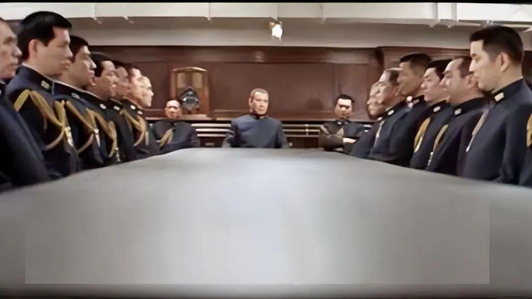 办公室里响起一阵轻微的、此起彼伏的叹息，是舒服的叹息。大家谢了小林几句，又各自埋头做事了。那冷气很快就均匀地布满了房间，像一块凉而柔软的手帕，轻轻拭去了每个人额头和心头的燥热