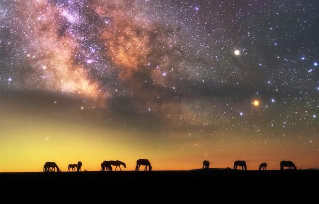 我们常常仰望星空，也时时俯察大地。在这浩瀚的宇宙与无垠的时间长河中，经纬天地四个字，不仅是一种宏阔的宇宙观，更是一种深沉的人生智慧与处世哲学