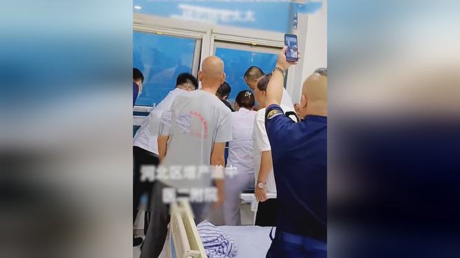他把那半截烟掐灭在窗台的缝隙里，转身走向护士站。一个护士正低头写着什么，白帽子下露出几缕碎发，被日光灯照得发黄